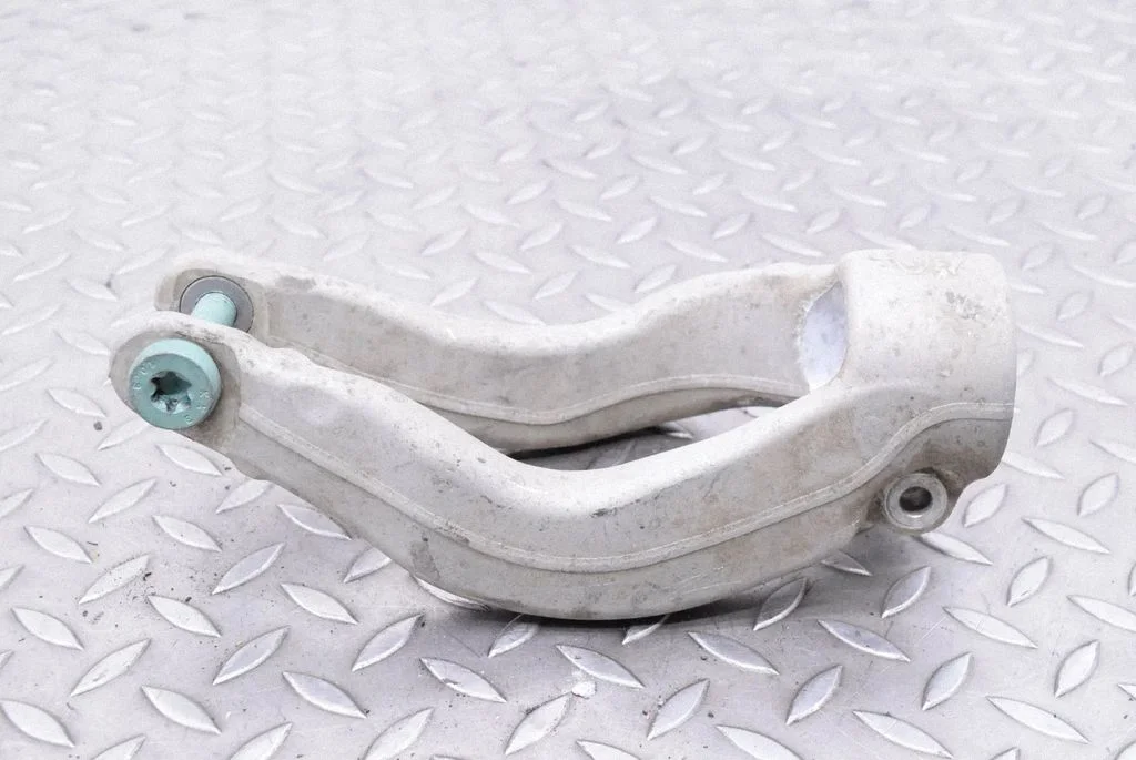 Front lower control arm/wishbone J9D33463AA