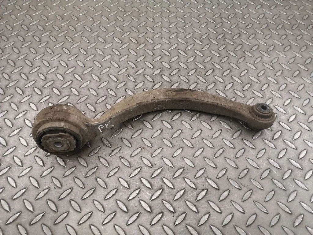 Priekšējā apakšējā svira/svārsts – kreisā