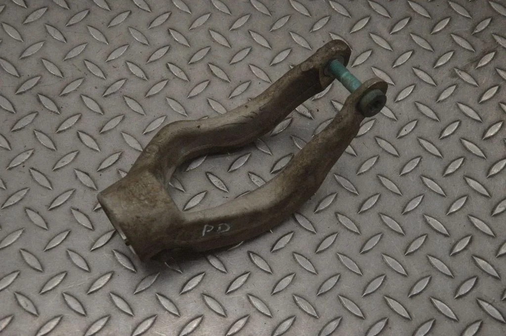 Front lower control arm/wishbone J9D33462AA