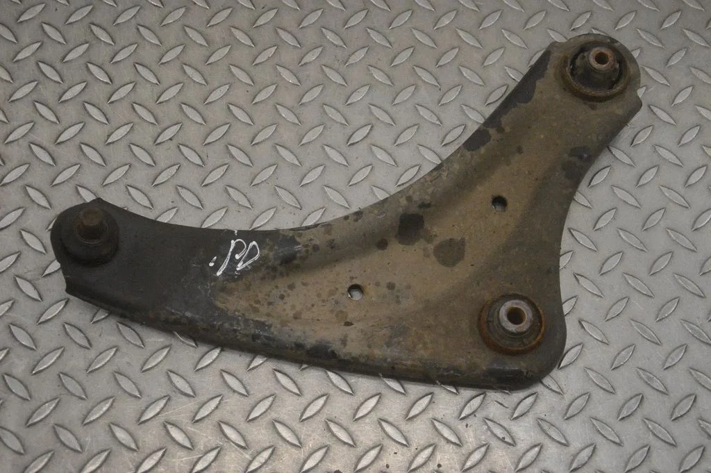 Front lower control arm/wishbone – right