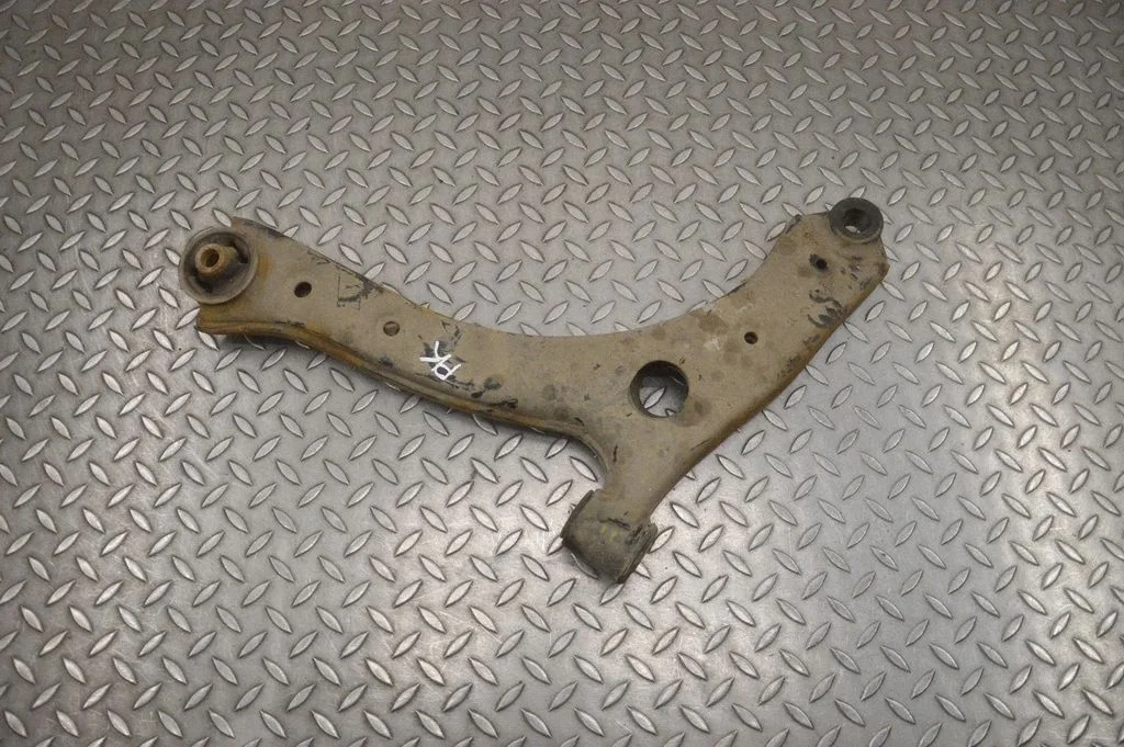 Front lower control arm/wishbone – left