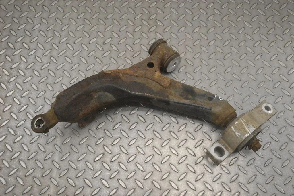 Front lower control arm/wishbone – right