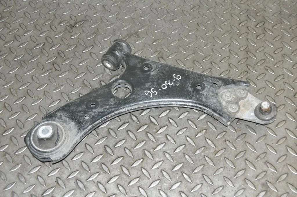 Front lower control arm/wishbone – right