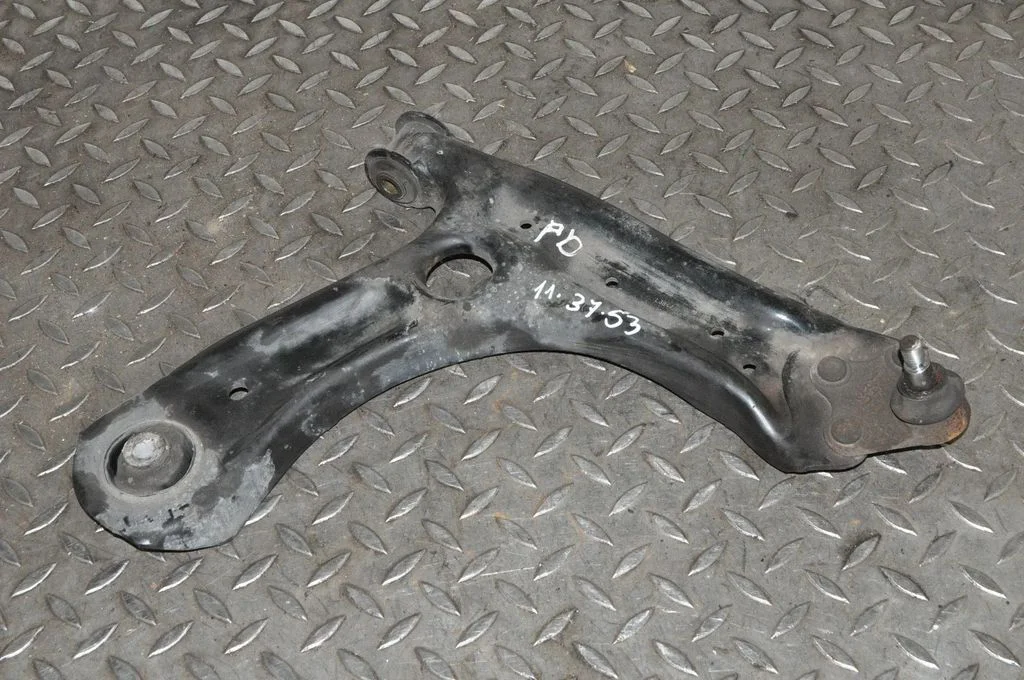 Front lower control arm/wishbone – right