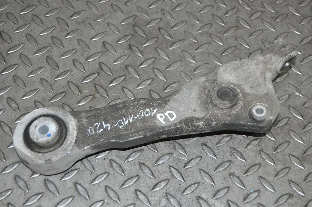 Front lower control arm/wishbone – right