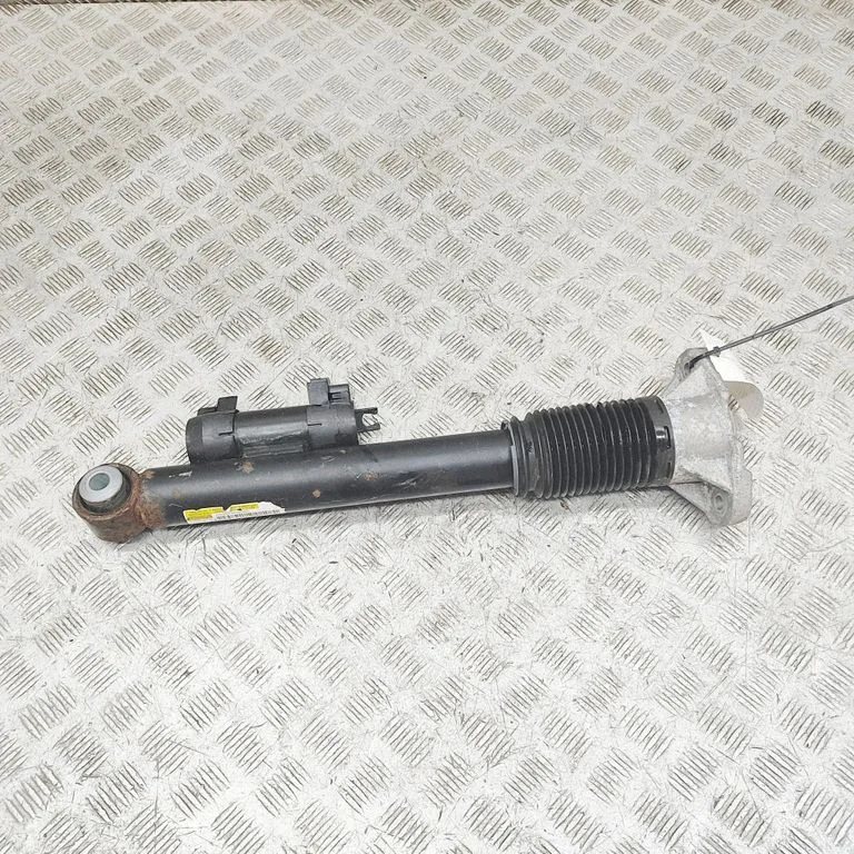 Aizmugurējais amortizators A1673202201