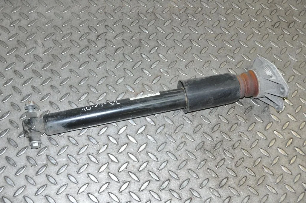 Aizmugurējais amortizators 6873734