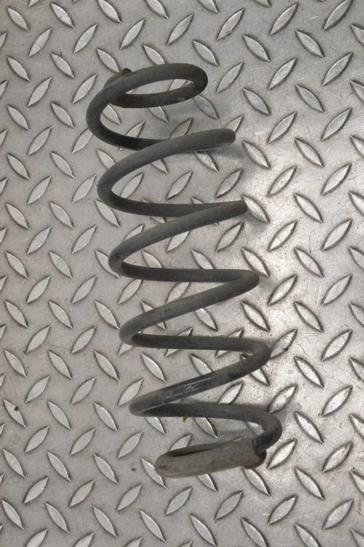 Aizmugurējā spirālatspere – kreisā