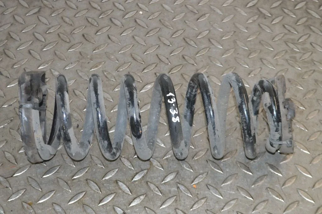 Aizmugurējā spirālatspere – kreisā