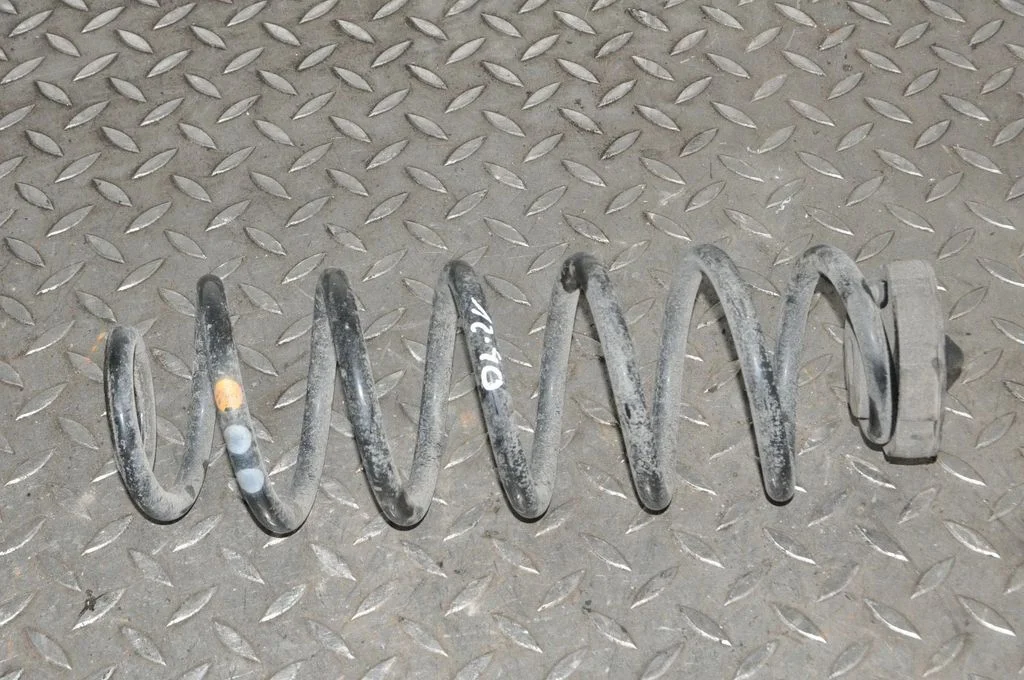 Aizmugurējā spirālatspere – labā