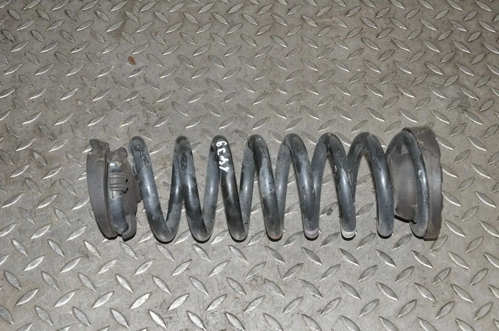 Aizmugurējā spirālatspere – labā