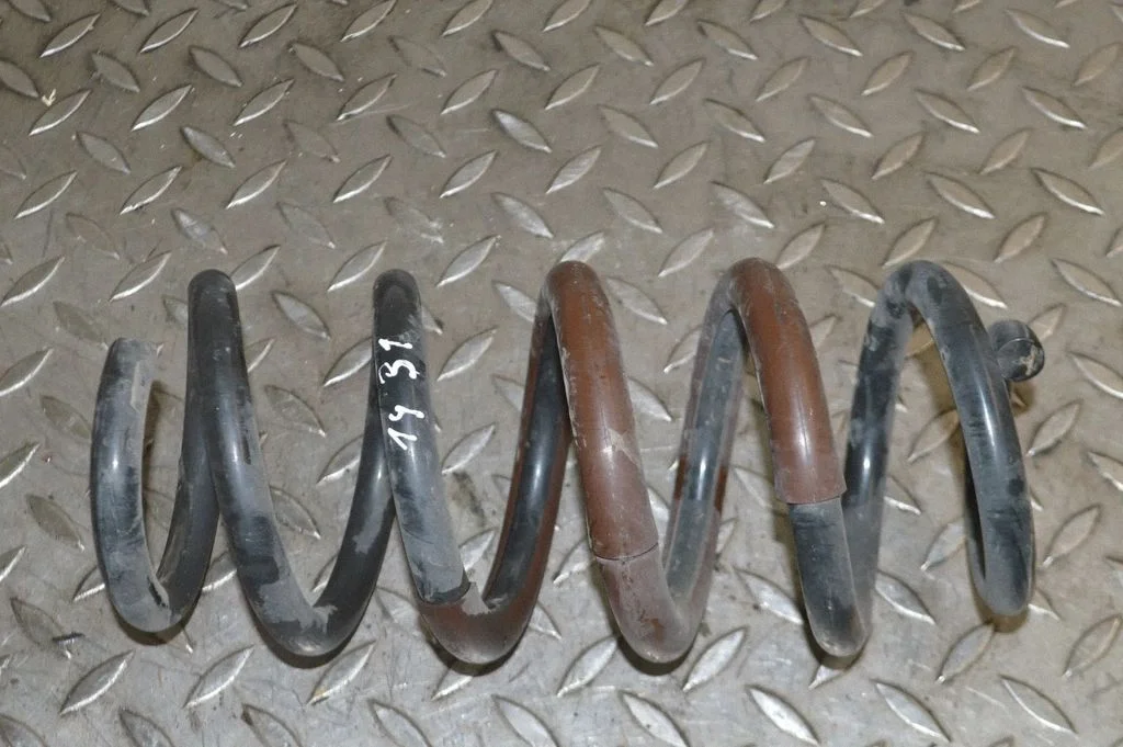 Tagumine keerdvedru – vasak