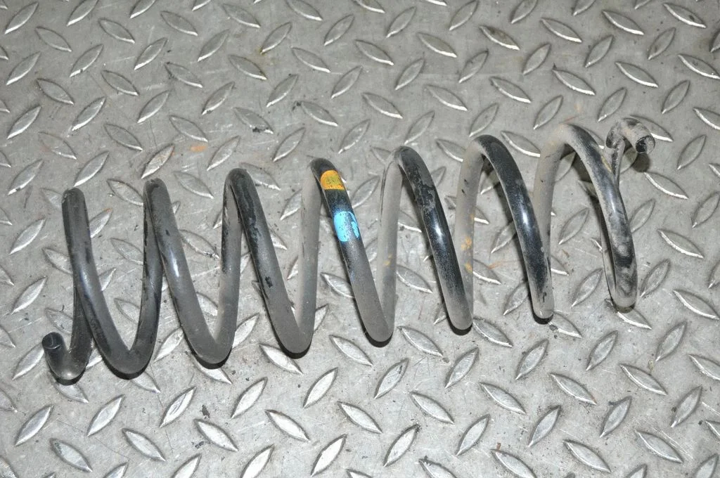 Aizmugurējā spirālatspere – kreisā