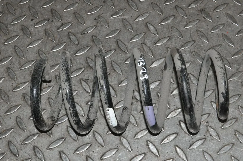 Aizmugurējā spirālatspere – labā