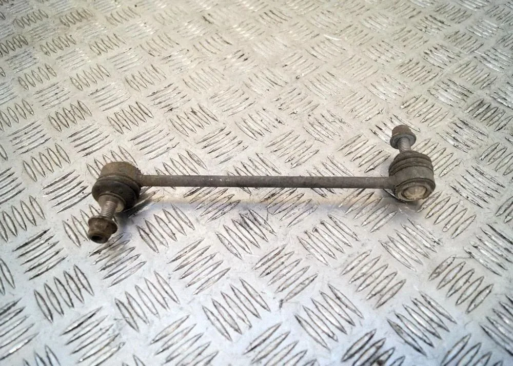 Aizmugurējā stabilizatora stienis – labā