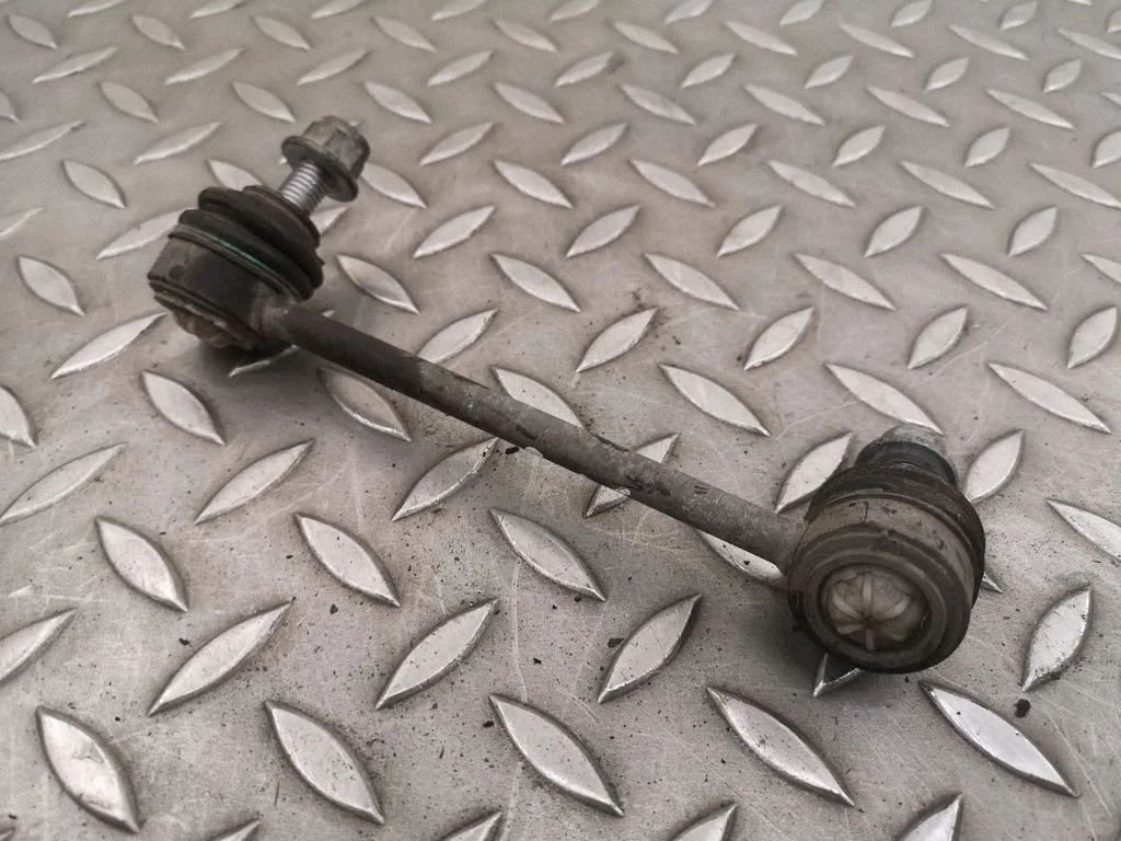 Tagumine stabilisaatori varras – vasak