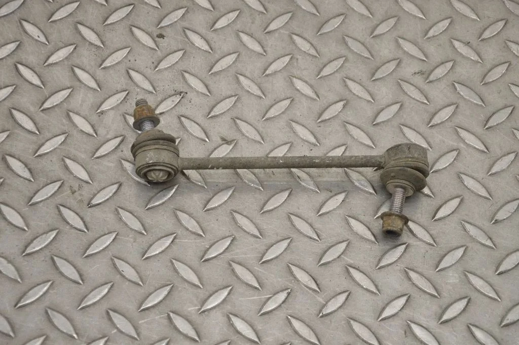Aizmugurējā stabilizatora stienis – kreisā