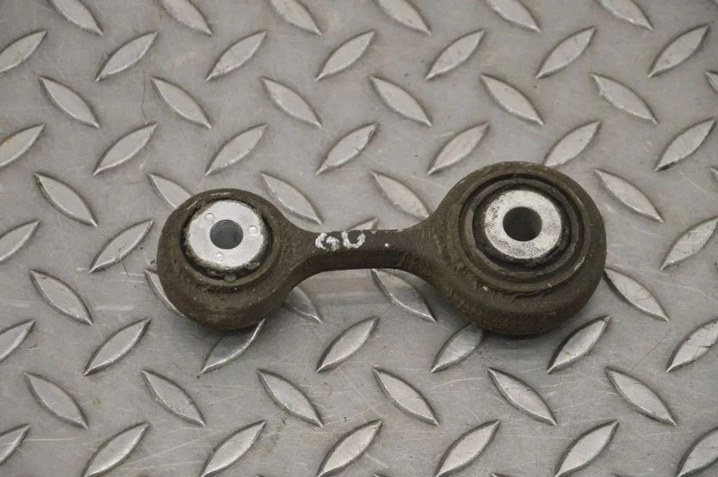 Aizmugurējā stabilizatora stienis – labā