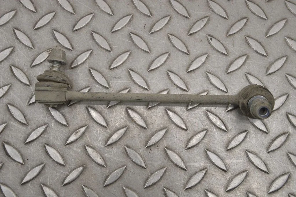 Aizmugurējā stabilizatora stienis – kreisā