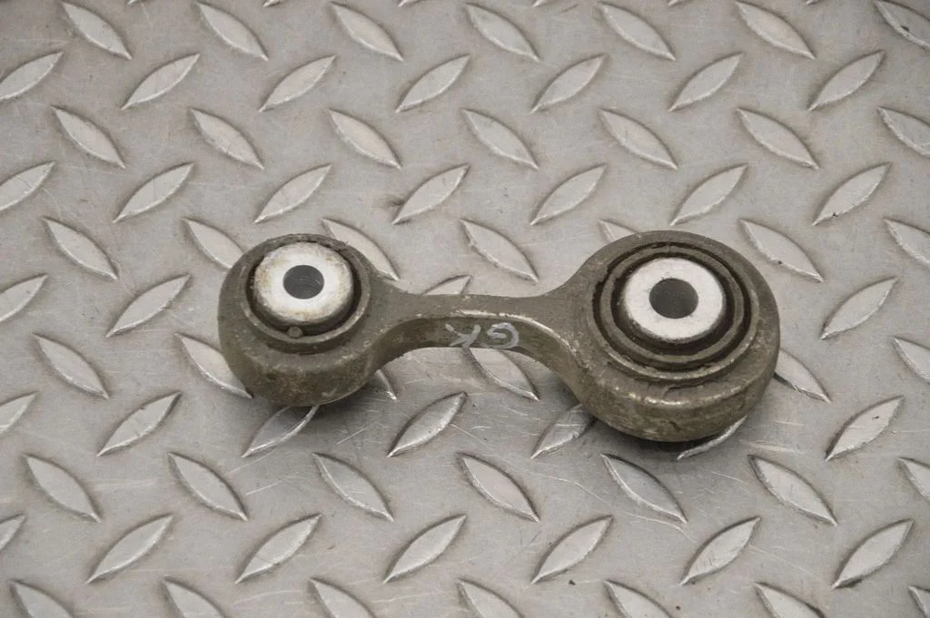 Aizmugurējā stabilizatora stienis – kreisā