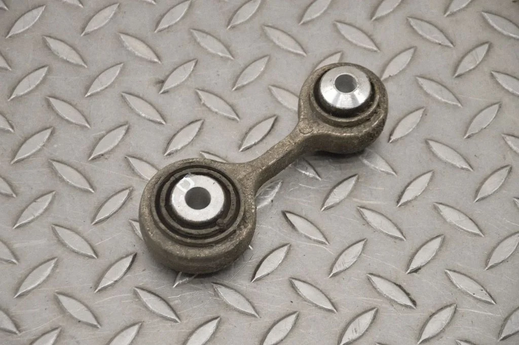 Aizmugurējā stabilizatora stienis – labā
