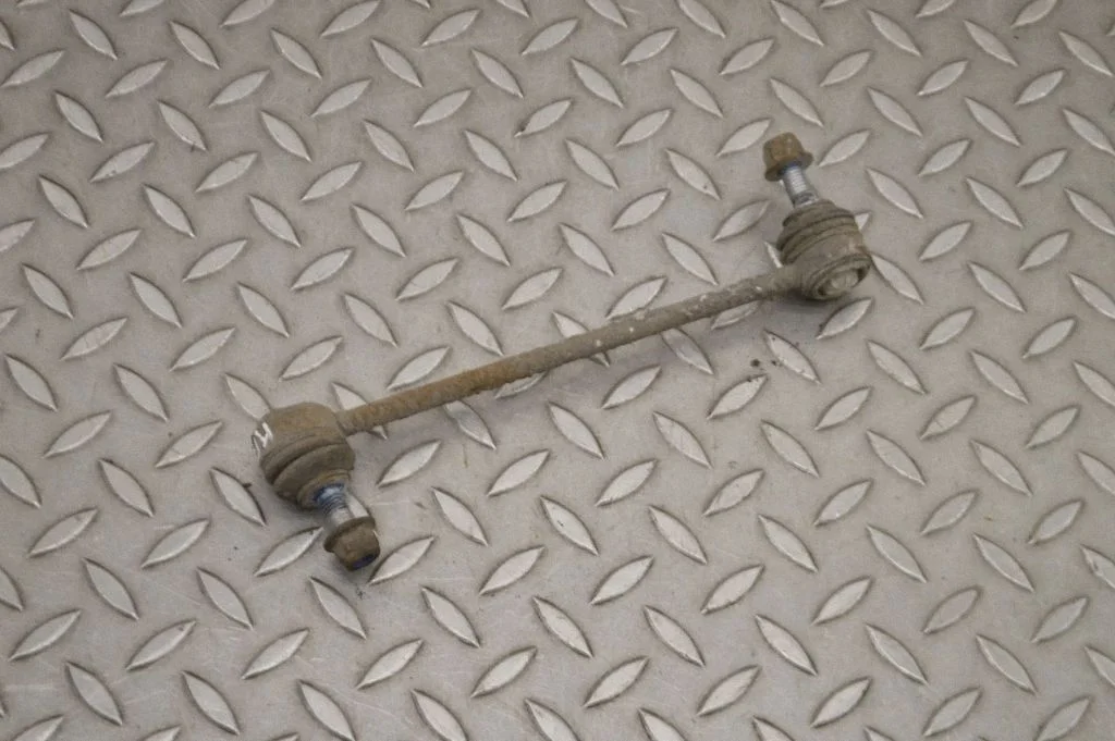 Aizmugurējā stabilizatora stienis – kreisā