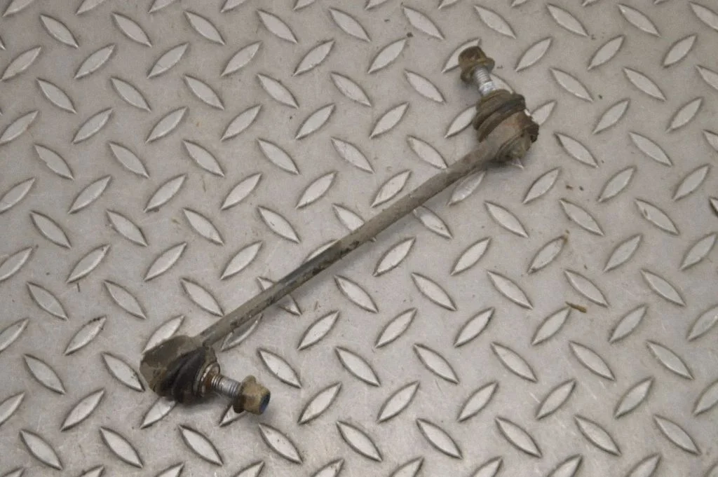 Aizmugurējā stabilizatora stienis – labā