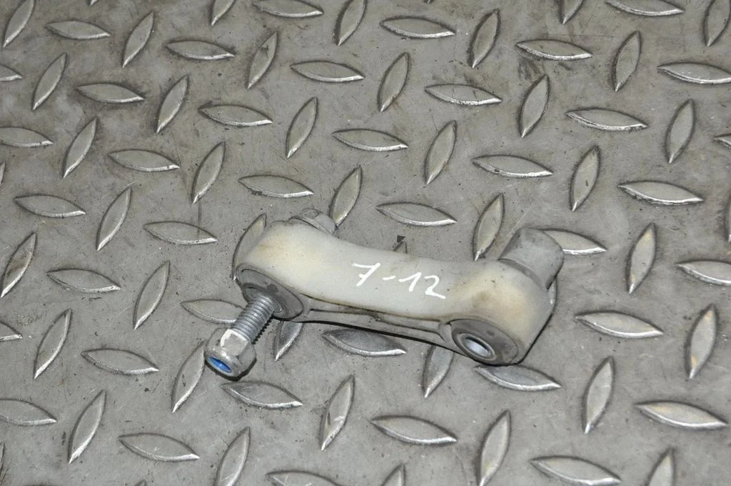 Aizmugurējā stabilizatora stienis – labā