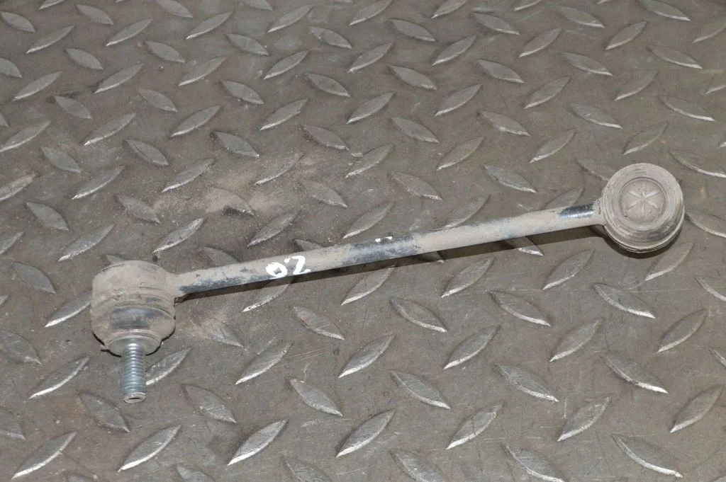 Aizmugurējā stabilizatora stienis – kreisā