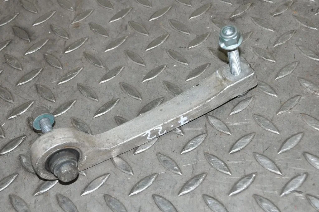 Aizmugurējā stabilizatora stienis – labā