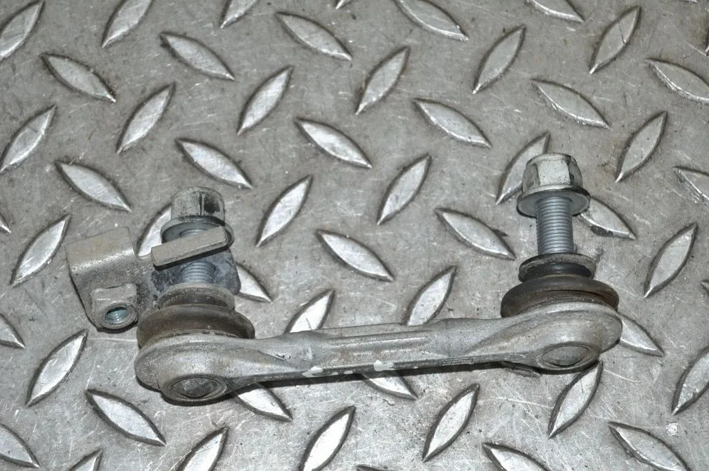 Aizmugurējā stabilizatora stienis – kreisā