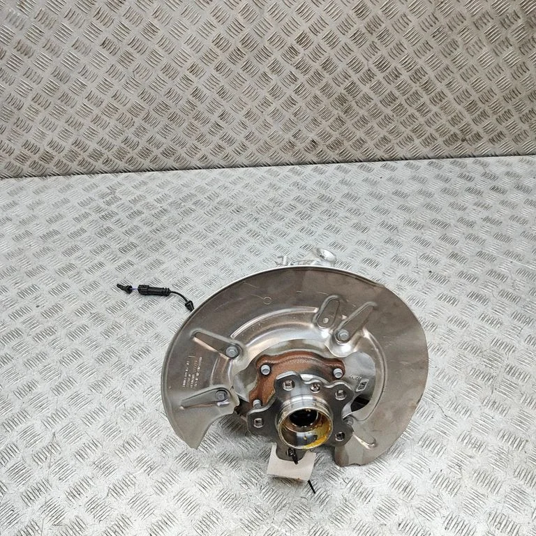 Rear wheel hub 6876653