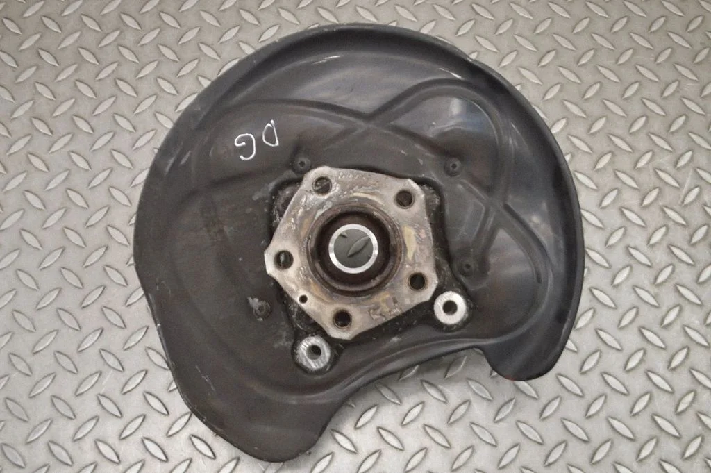 Rear wheel hub – right