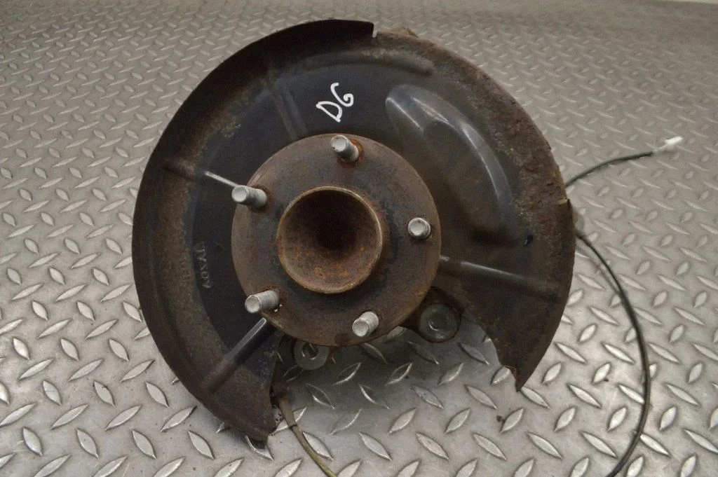 Rear wheel hub – right