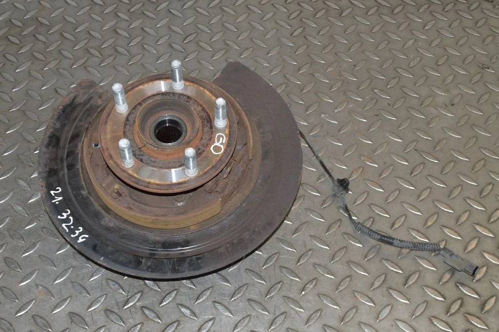 Rear wheel hub – right