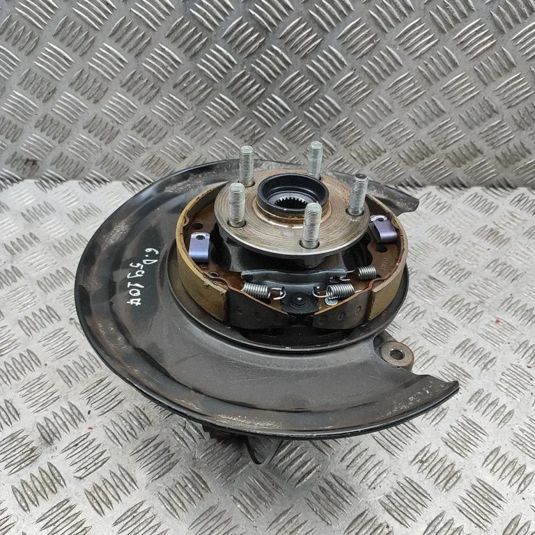 Rear wheel hub SU00310802