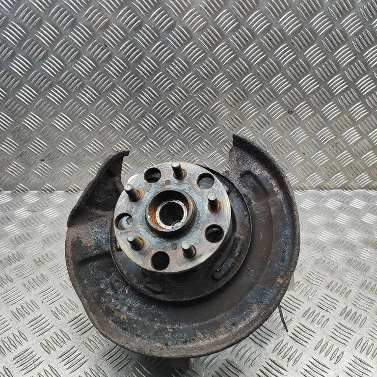 Tagumine rumm – Lexus GS 250 350 300H 450H (2013-)