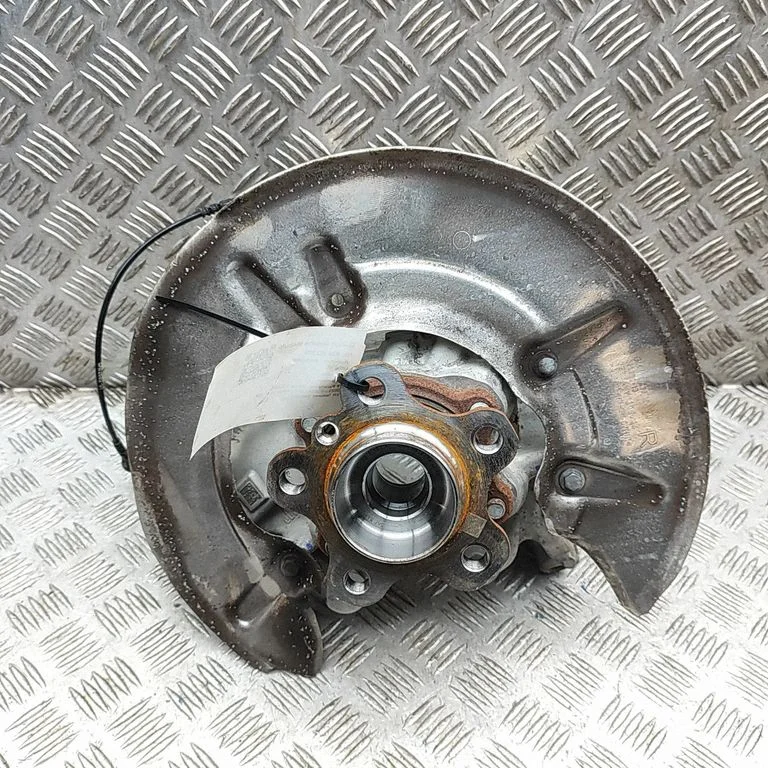 Rear wheel hub 6899154