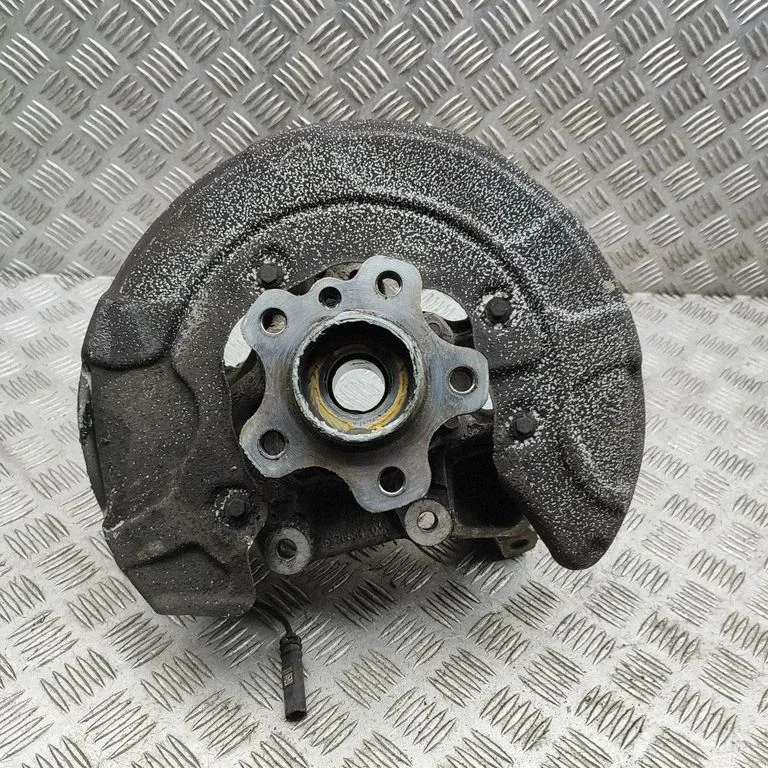 Rear wheel hub 6890073