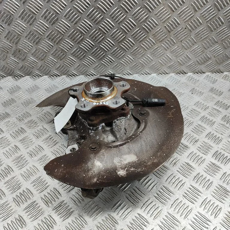 Rear wheel hub 6898479