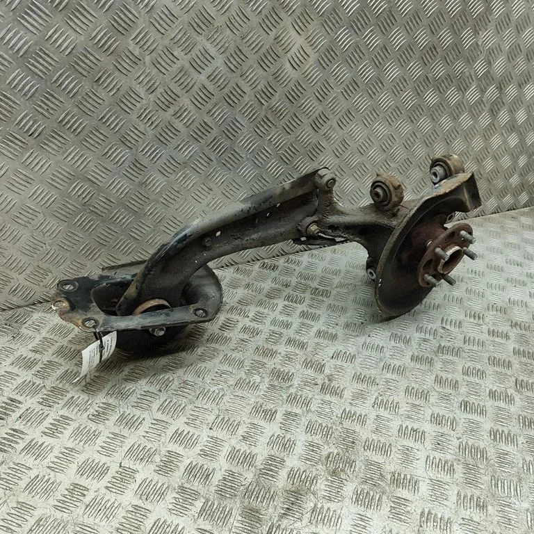 Tagumine rumm – Toyota Prius (XW50) (2015-2023)