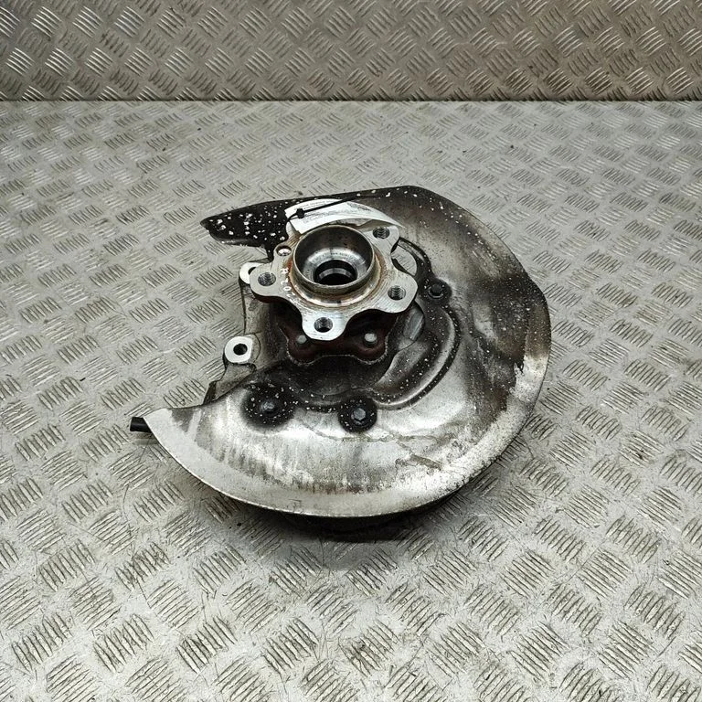 Rear wheel hub 6899304
