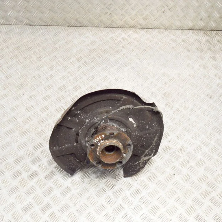 Rear wheel hub – left