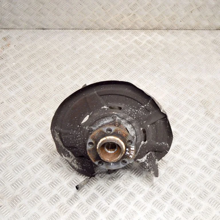 Rear wheel hub – right