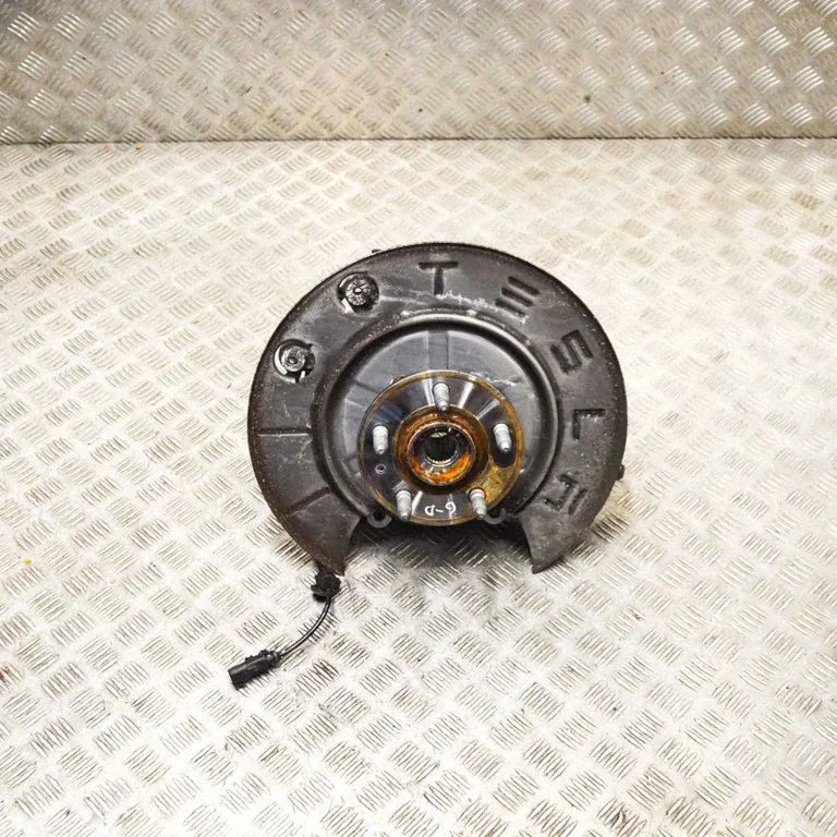 Rear wheel hub – Tesla Model S (2012-)