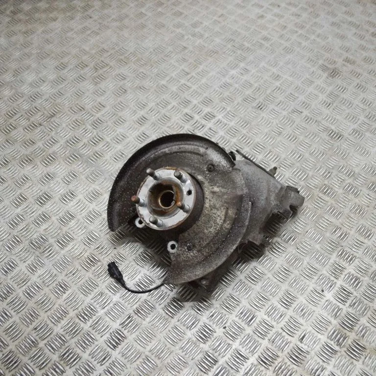 Rear wheel hub – right