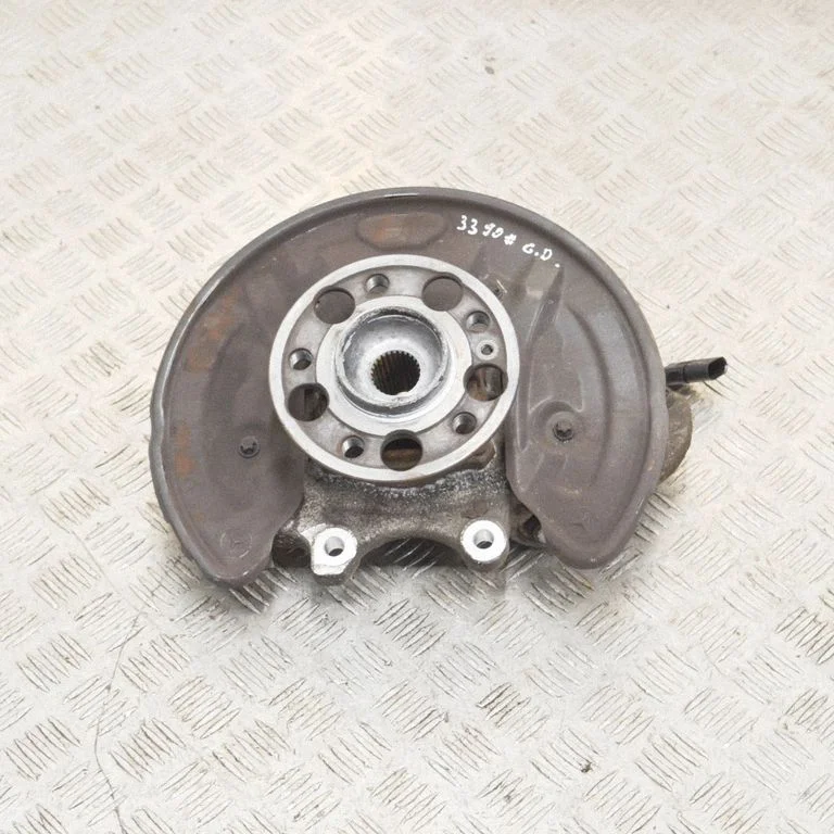 Rear wheel hub – right