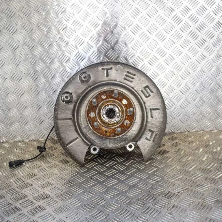 Rear wheel hub – right