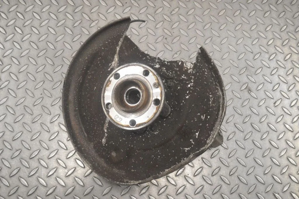 Rear wheel hub – right