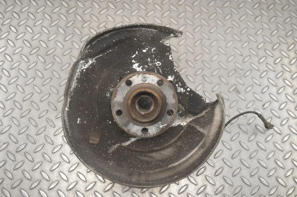 Rear wheel hub – left